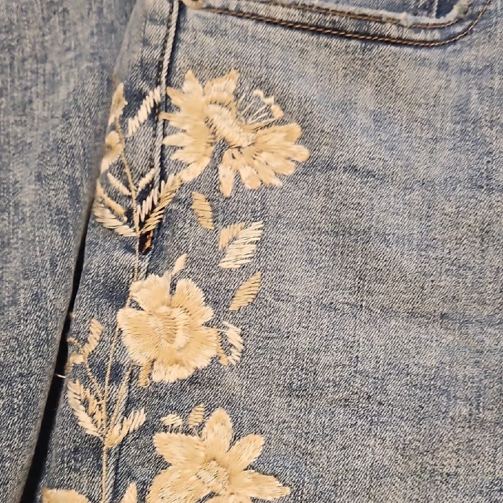 Lucky Brand Light Blue Boyfriend Jeans with Cream Floral Design - Picture 3 of 4